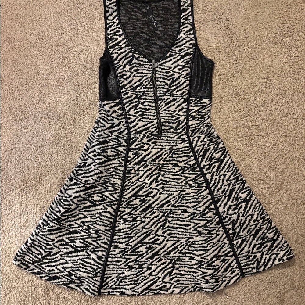 Cute Black and White Patterned Dress ✨Jessica Simpson ✨
